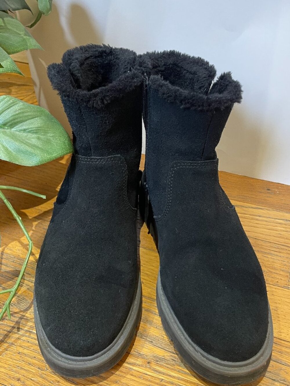 Clarks Black Suede Boots Size 7.5 Zip Side. Fuzzy at top